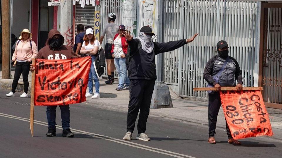Integrantes de la CNTE durante una movilización y protesta nacional, portando pancarta